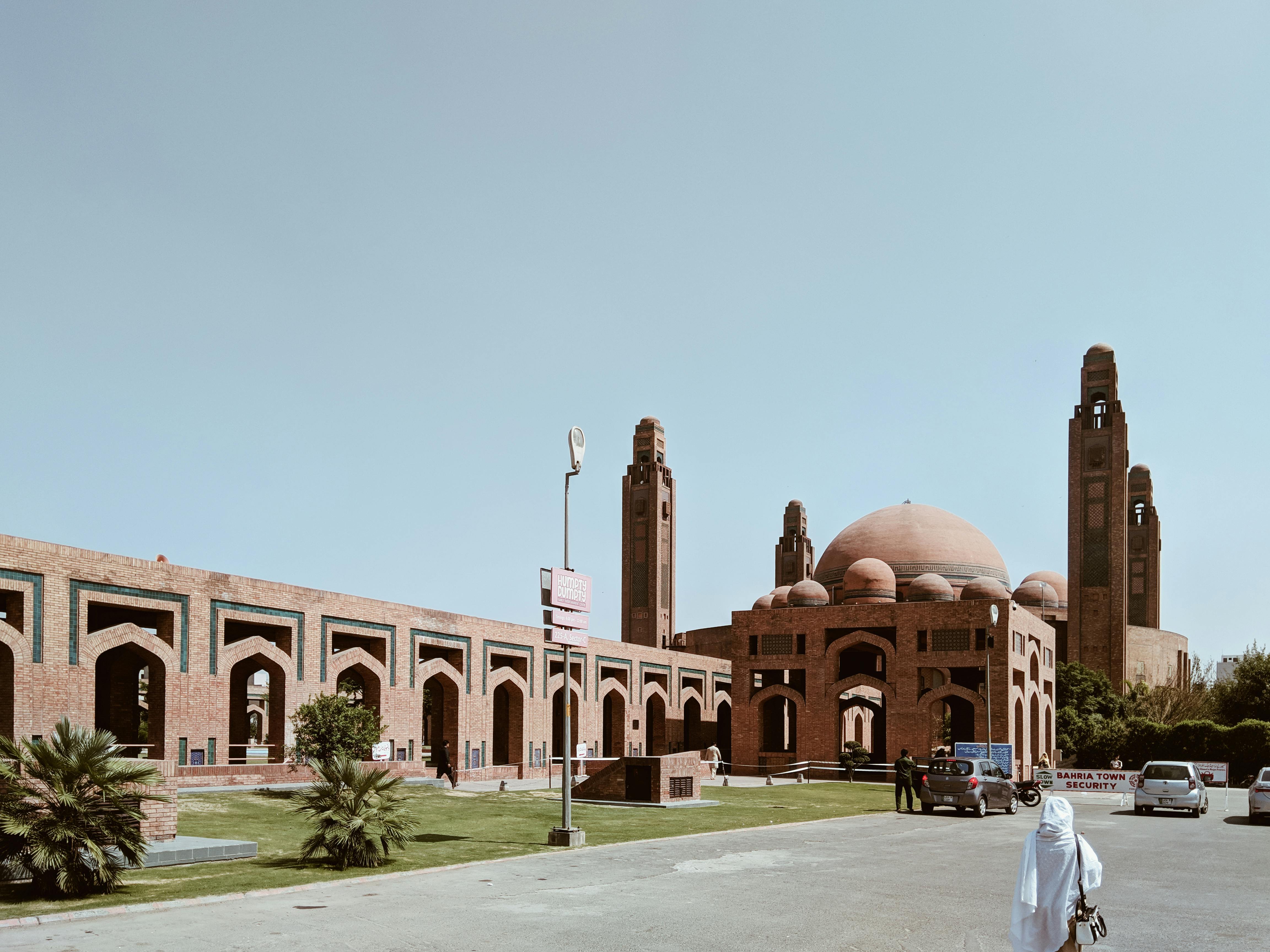 Photo by Usama Ishtiaq - https://www.pexels.com/@usama-ishtiaq-1254335